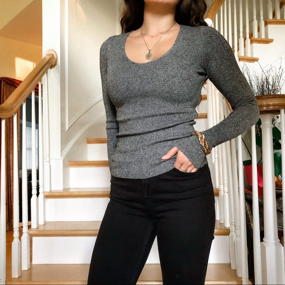Fitted grey sweater